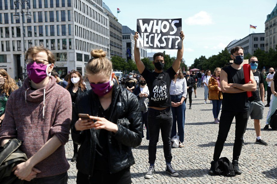 Manifestantes protestam contra a morte de George Floyd em frente à embaixada dos EUA em Berlin, Alemanha: 31 de maio, REUTERS/Christian Mang