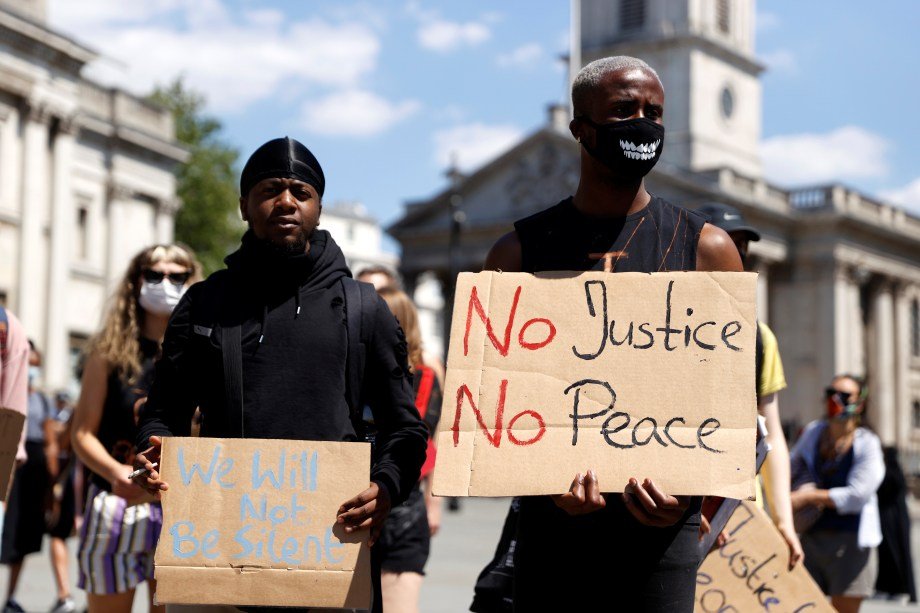 Homem segura cartaz com os dizeres: "sem justiça, sem paz" durante protesto pela morte de George Floyd, na Trafalgar Square, em Londres, Reino Unido, 31 de maio. REUTERS/John Sibley