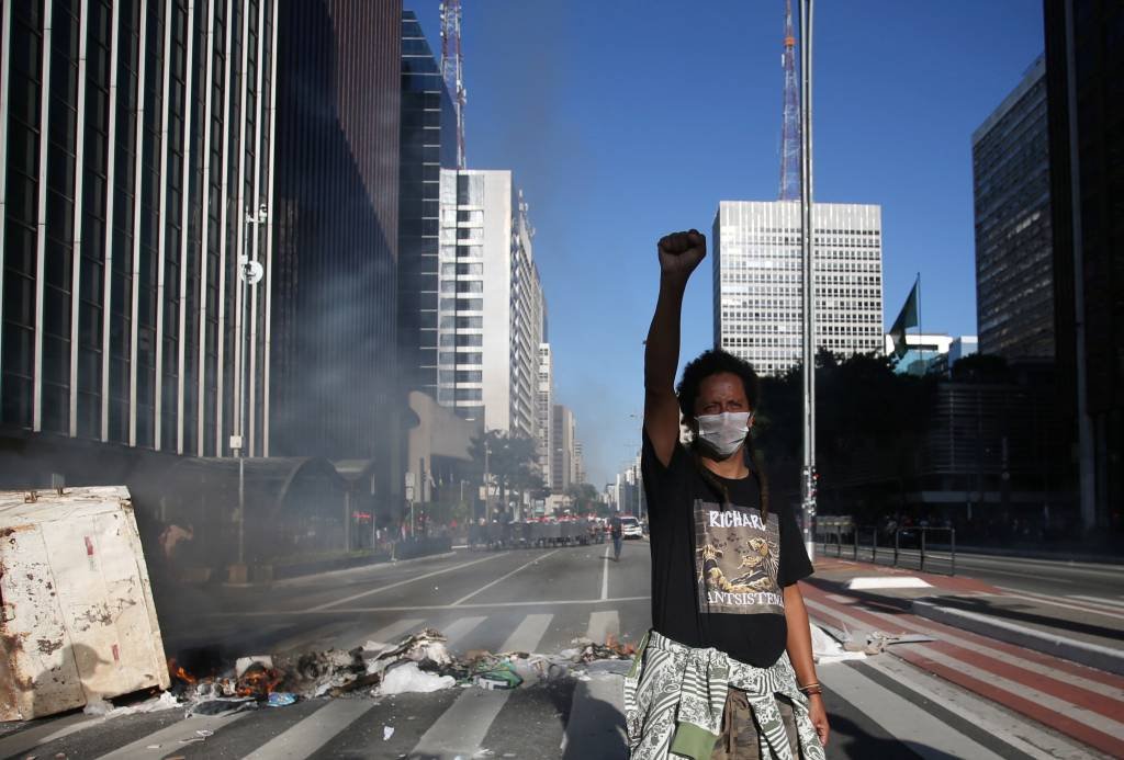 Protesto em São Paulo: as pessoas que foram às ruas em 1984 e 1985 poderiam ter sofrido violência policial. Em 2020, quem faz isso são os trinta e poucos liderados por Sara Winter e as torcidas organizadas (Rahel Patrasso/Reuters)