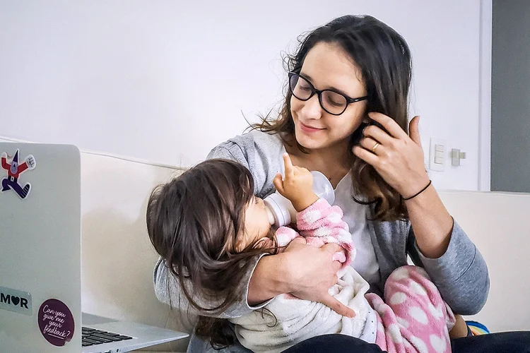 Home office com crianças: Paula Rothman, Gerente de Conteúdo do blog do Nubank, com sua filha, Malu, de 2 anos (Arquivo pessoal/Divulgação)