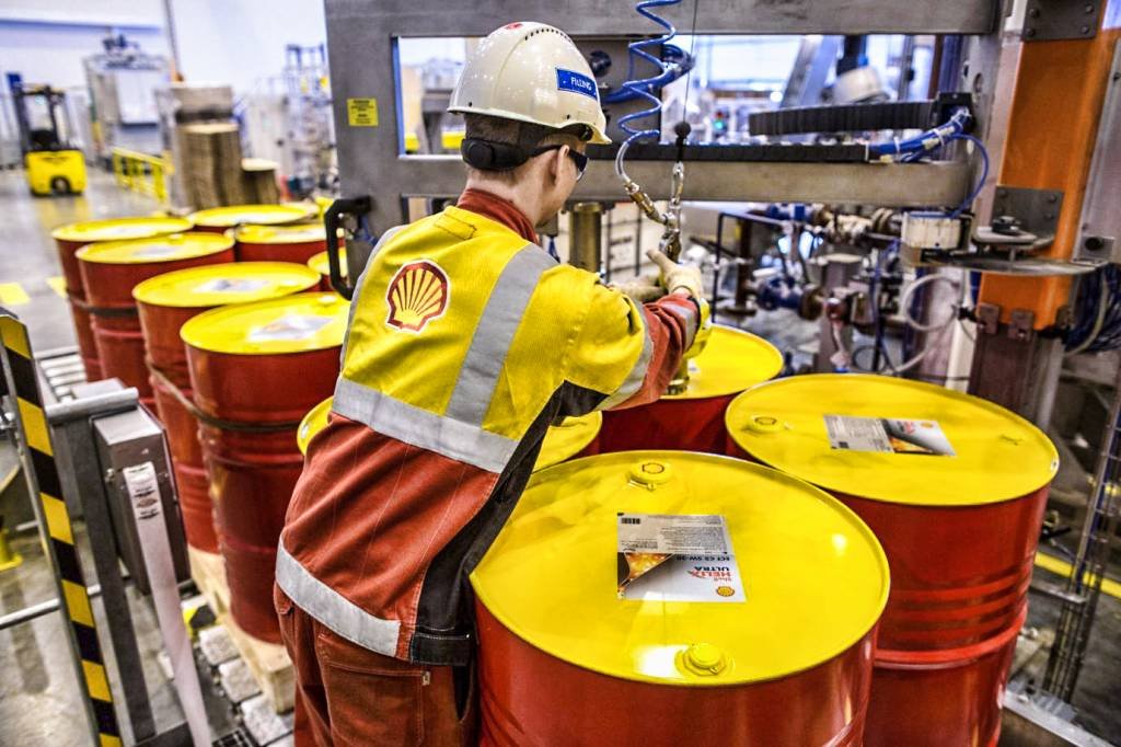 Funcionário da Shell com barril: anglo-holandesa Shell avalia que a atividade de exploração de petróleo no Brasil segue atrativa (Andrey Rudakov/Bloomberg)