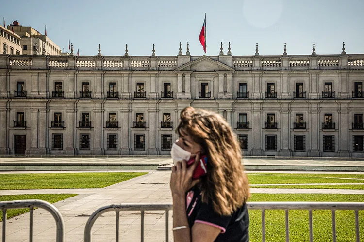 Chile: pedestre passa na frente do Palacio La Moneda, Santiago, Chile. 26 de maio de 2020. | Foto: Cristobal Olivares/Bloomberg (Cristobal Olivares/Bloomberg)