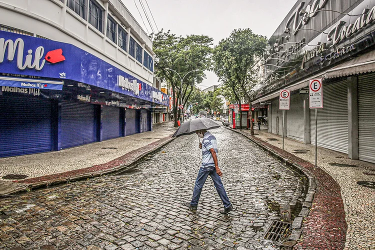 Lojas fechadas: última projeção do Boletim Macro do Ibre, publicado no último dia 23, aponta para retração da economia de 5,5% neste ano (Andre Coelho/Bloomberg)