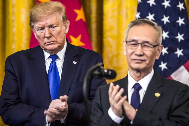 Donald Trump e Liu He, vice-premiê da China, durante cerimônia em Washington, em 15 de janeiro. (Zach Gibson/Bloomberg)