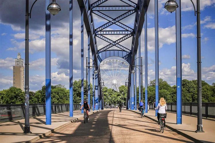 Pedestres atravessam a ponte Zollbruecke em Magdeburgo, Alemanha, na quinta-feira, 28 de maio de 2020. (Krisztian Bocsi/Bloomberg)