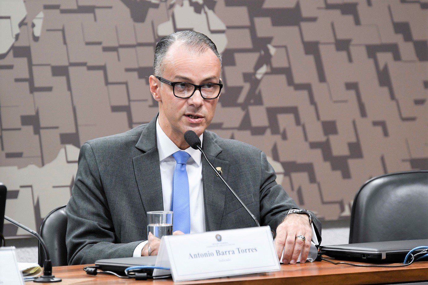 Presidente da Anvisa nega interferência política na suspensão da CoronaVac