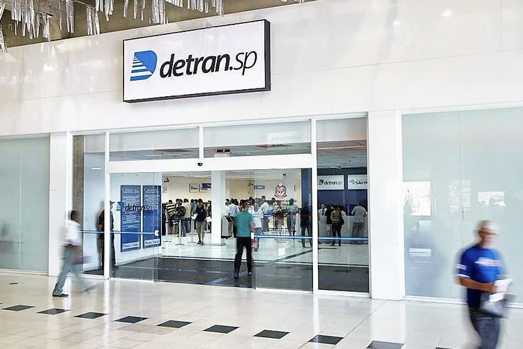Detran.SP: não licenciar o veículo é uma infração gravíssima que pode acarretar uma série de problemas para o condutor, como remoção do veículo, multa de R$ 293,47 e sete pontos na carteira (Facebook/Divulgação)