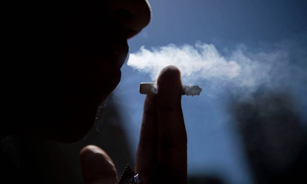 Fumantes: a capacidade pulmonar reduzida também aumenta o risco de desenvolver as formas mais graves das infecções (Marcelo Camargo/Agência Brasil)