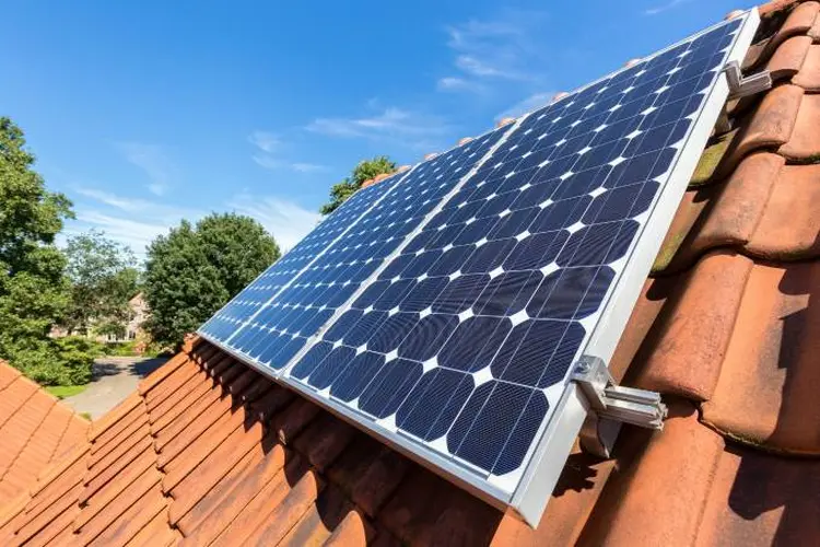 O Brasil possui mais de 330 mil sistemas fotovoltaicos instalados em telhados de residências (Ben-Schonewille/Thinkstock)