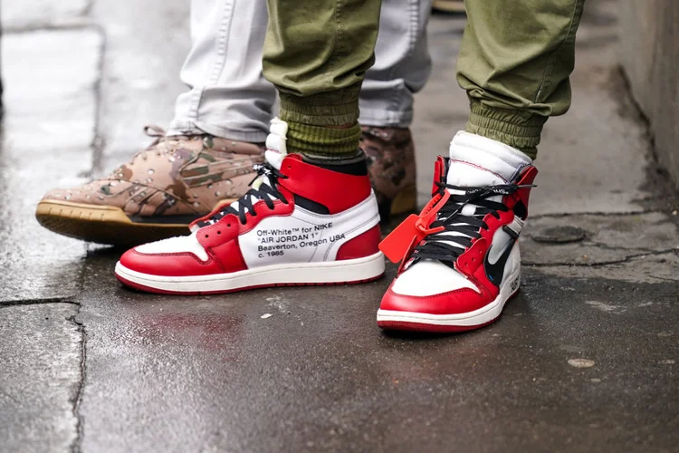 Off White-Nike Jordan 1, lançado em colaboração entre Nike e Off-White. (Edward Berthelot/Getty Images)