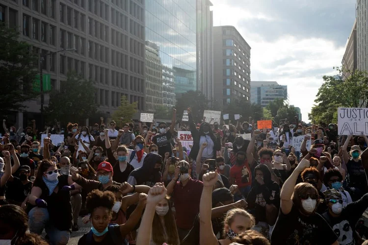 Washington, 30 de maio: Policiais tentam conter manifestantes em ato contra morte de George Floyd Foto:  Tasos Katopodis/Getty Images) (Tasos Katopodis/Getty Images)