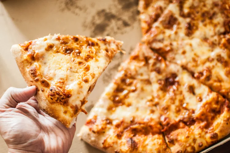 Pizza: os sabores selecionados saem a partir de 45,00 reais.  (Karl Tapales/Getty Images)