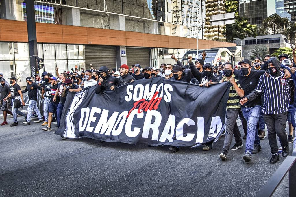 Torcedores fazem ato a favor da democracia e contra Bolsonaro, neste domingo, (31) na Av. Paulista, SP (CASIMIRO/FOTOARENA/FOTOARENA/ESTADÃO CONTEÚDO/Estadão Conteúdo)