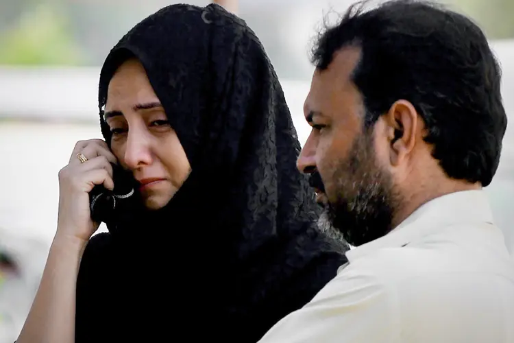 Parentes das vítimas do desastre aéreo: espera no necrotério de Karachi (Ashraf KHAN/AFP Photo)