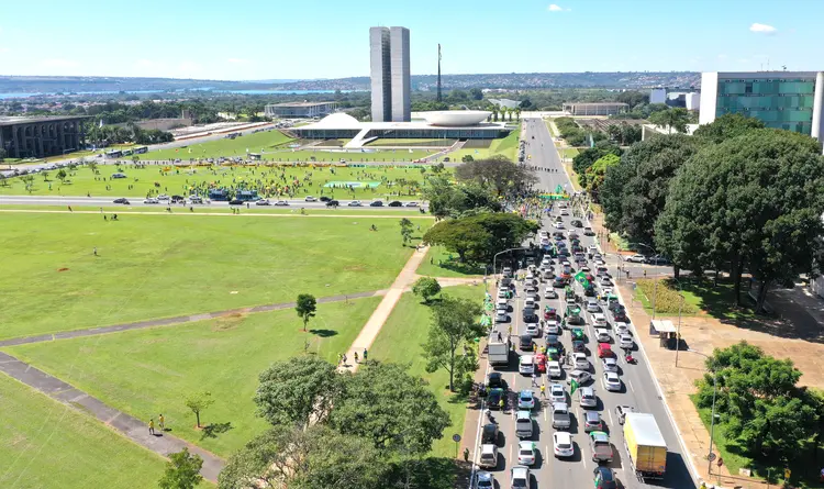 Manifestação em Brasília: Um carro de som é usado pelos manifestantes, que gritam palavras de ordem e de apoio ao presidente Jair Bolsonaro (Dida Sampaio/Estadão Conteúdo)