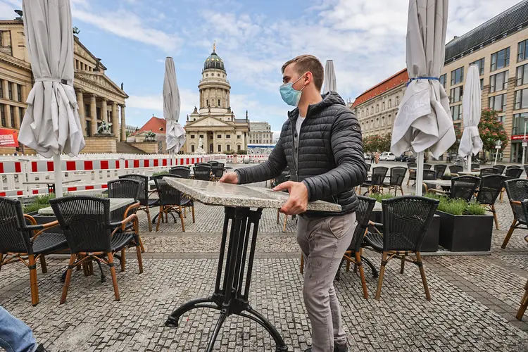 Restaurante em Berlim: Alemanha começa a retomar a rotina após 177.000 casos de coronavírus (Fabrizio Bensch/Reuters)