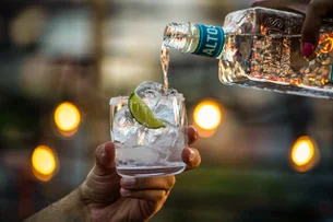 Pernod, dona da Absolut, dispara após lucro superar projeções e CEO prever retomada na China