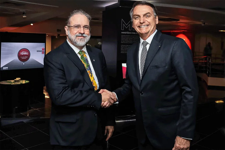 Bolsonaro e Augusto Aras: segundo o presidente, PGR não deve ser indicado para nenhuma das duas vagas que serão abertas em seu mandato (Isac Nóbrega/PR/Flickr)