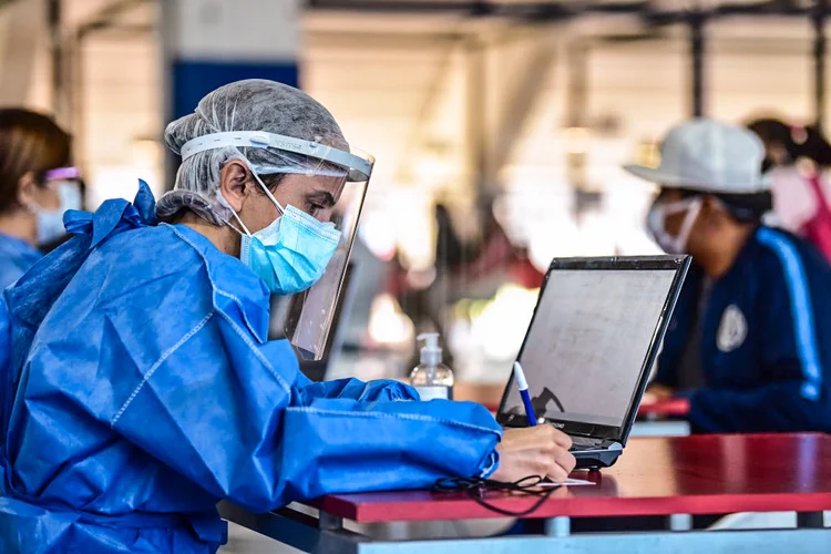 Coronavírus: pandemia acelerou digitalização da saúde, em um processo semelhante ao que aconteceu com a digitalização dos bancos (Amilcar Orfali / Correspondente/Getty Images)