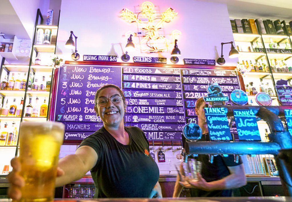 Após semanas de lockdown, Austrália inicia reabertura com cafés e cervejas