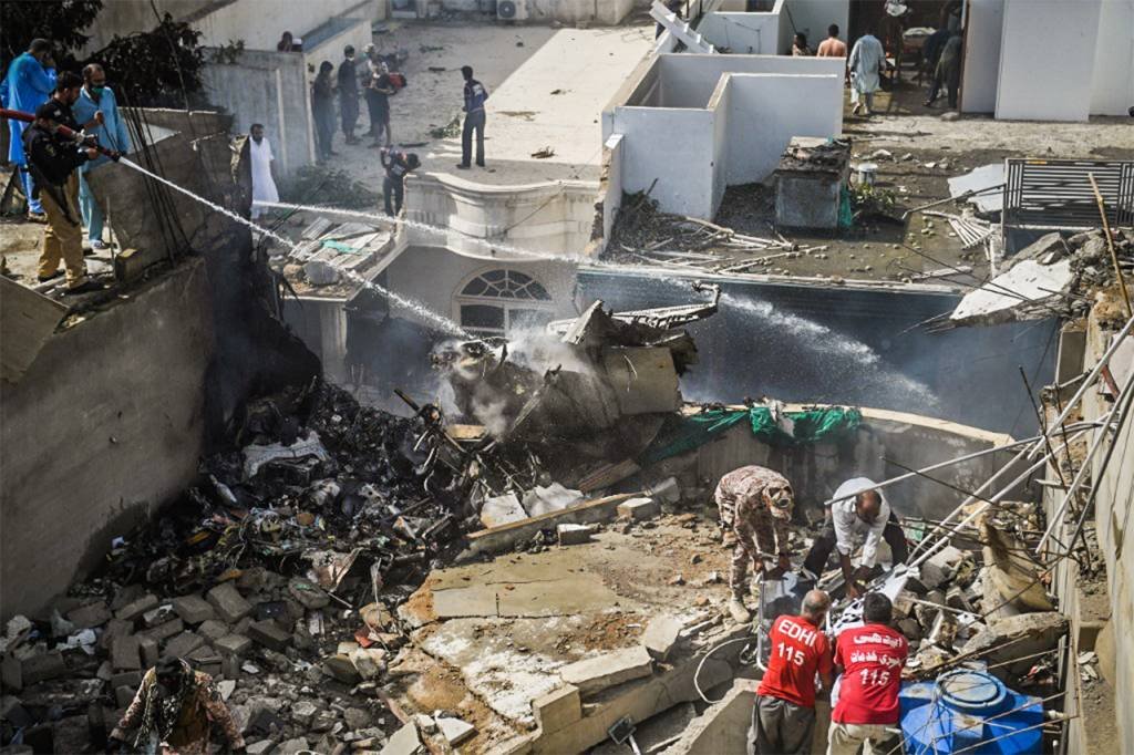 Airbus A320 com 107 pessoas cai em Carachi, no Paquistão