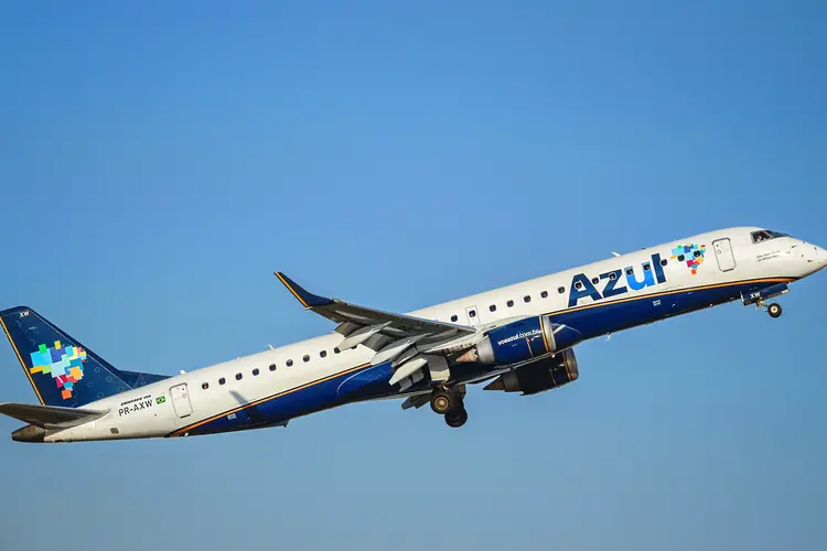 Azul: companhias aéreas aceitaram as condições do pacote de resgate do BNDES e do sindicato de bancos e agora dependem do interesse dos investidores (NurPhoto / Contributor/Getty Images)
