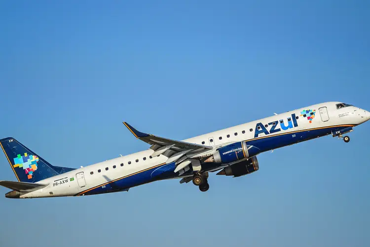 Azul: Em voos internacionais, a taxa de ocupação da companhia foi de 64%, com queda de 22,9 pontos percentuais, reflexo de uma baixa de 92,6% no tráfego de passageiros (NurPhoto / Contributor/Getty Images)