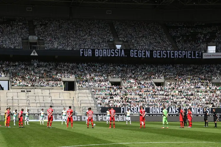 Borussia Moenchengladbach contra Bayer Leverkusen: campeonato alemão, que voltou neste mês, teve torcedores "de papelão" no estádio (Ina Fassbender/Pool/Reuters)