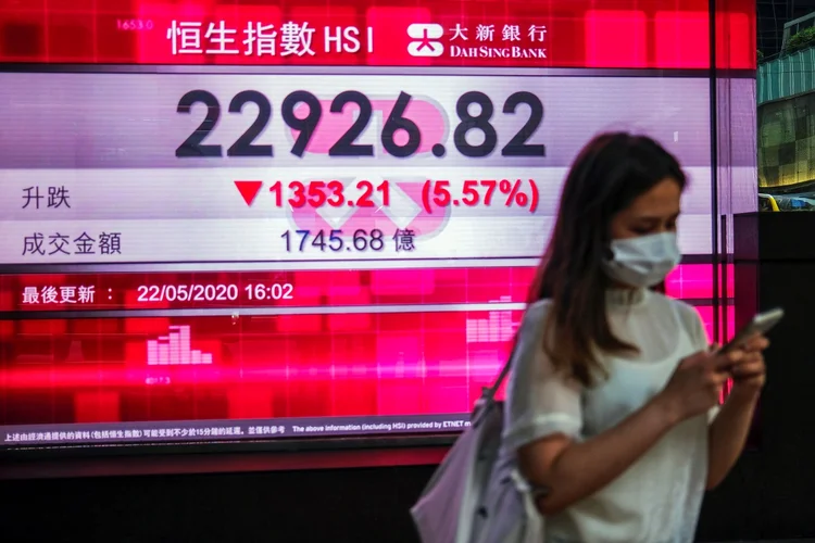 As Bolsas de Valores de Hong Kong e Xangai tiveram um dos piores pregões de suas histórias, voltando para os níveis de 2009 (EXAME/Exame)