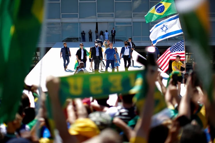 BOLSONARO EM MANIFESTAÇÃO NESTE DOMINGO: senadores devem definir 22 pautas prioritárias contra a pandemia do coronavírus (Ueslei Marcelino/Reuters)