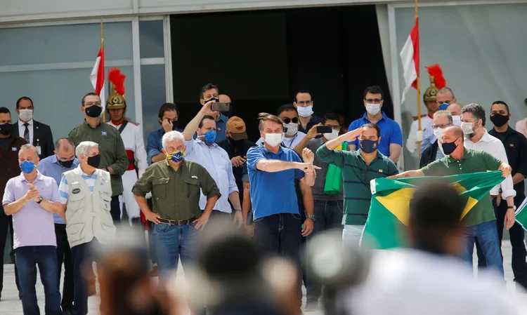 Jair Bolsonaro ao lado de ministros neste domingo, 18 (Adriano Machado/Reuters)