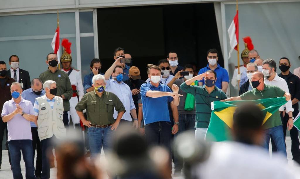 Bolsonaro vai a manifestação de apoiadores em frente ao Planalto