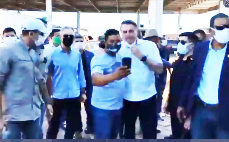 Jair Bolsonaro causa aglomeração em posto de Cristalina, Goiás (Reprodução/Reprodução)