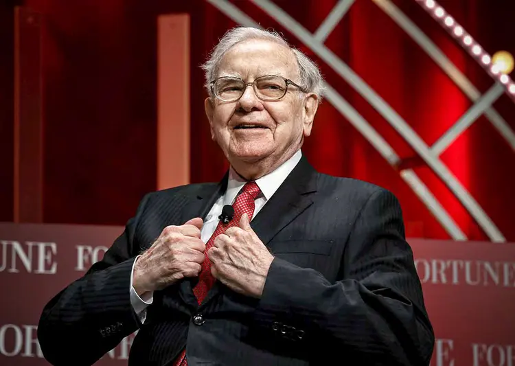 Warren Buffet, fundador da Berkshire Hathaway: conglomerado a tem 137 bilhões de dólares parado no caixa e não tem feito aquisições, apesar de haver oportunidades no mercado (Kevin Lamarque/Reuters)