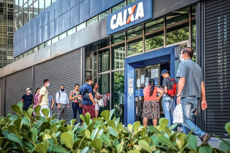 Fila de trabalhadores à porta de agência da Caixa: pagamento do auxílio-emergencial tem sido conturbado para muitos benmeficiários (Germano Lüders/Exame)