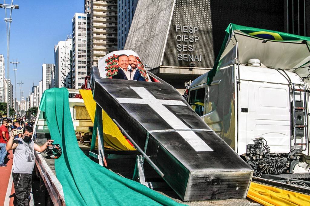 Em protesto, caminhoneiros fecham parte da Avenida Paulista