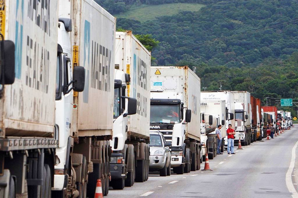 Greve dos caminhoneiros: questionada, a CNTTL informou que não pretende promover atos específicos no dia marcado para o início da greve (Rodolfo Buhrer/Reuters)