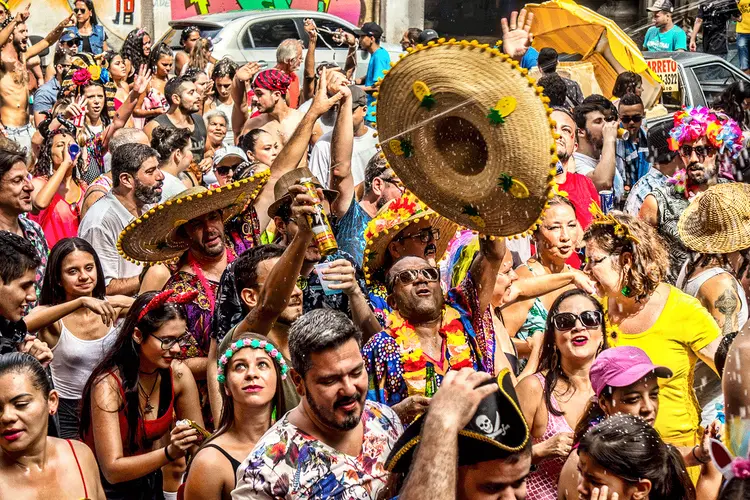 Carnaval: Nos megablocos, a estimativa é de dezenas e até centenas de milhares de foliões (NurPhoto / Colaborador/Getty Images)