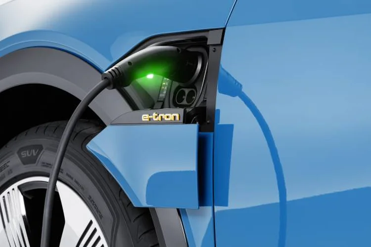 Os emplacamentos de veículos elétricos no continente europeu dobraram nos primeiros três meses deste ano, apesar da crise (Audi/Divulgação)