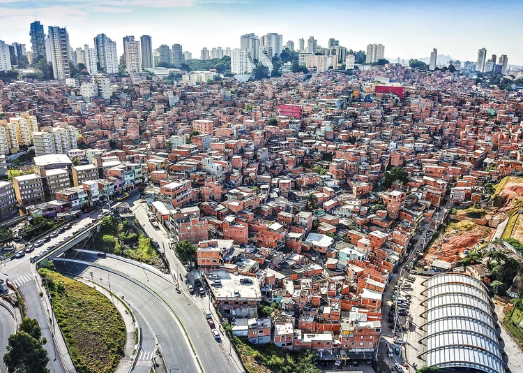 Bolsa de Valores das Favelas: Na cerimonia de inauguração da venda de ações, a favela de Paraisópolis recebeu Luiza Trajano, dona do Magazine Luiza, o apresentador Luciano Huck e o prefeito de São Paulo, Ricardo Nunes (Eduardo Frazão) (Eduardo Frazão/Exame)