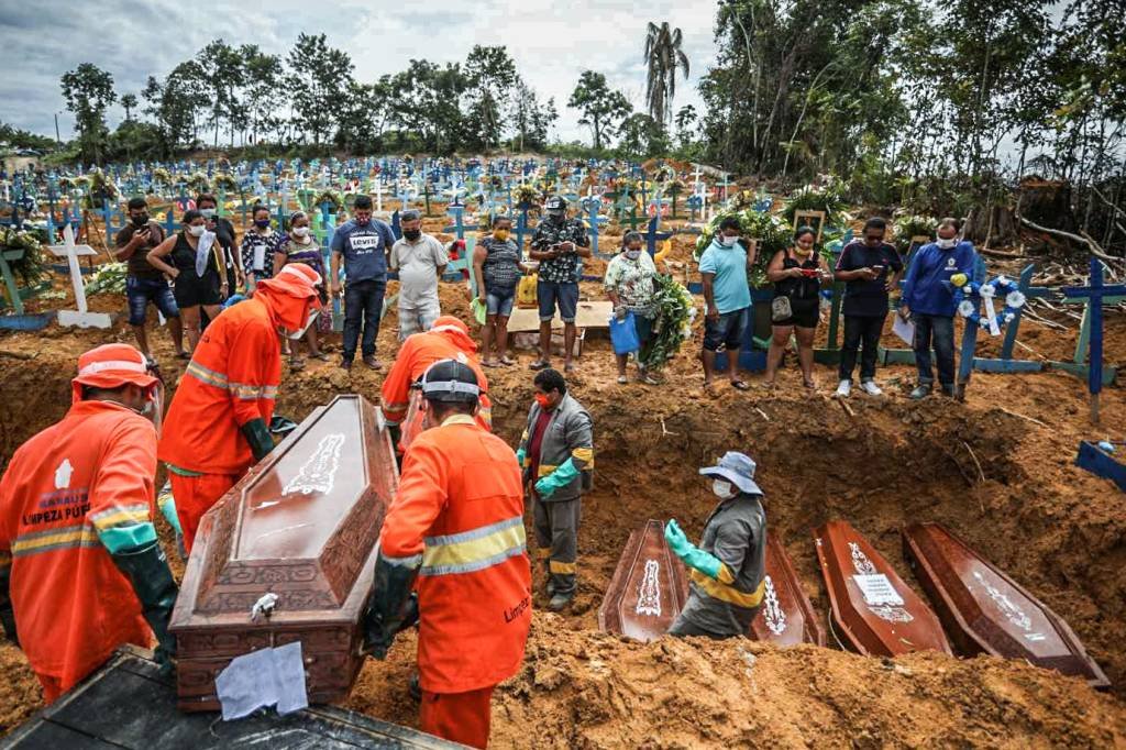 Cemitério Parque Taruma em Manaus: covid-19 já infectou 4.804 pessoas na capital amazonense e matou 459 pessoas (Bruno Kelly/Reuters)