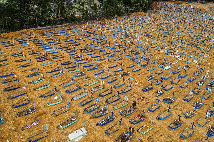 Cemitério em Manaus durante pandemia de coronavírus (Bruno Kelly/Reuters)