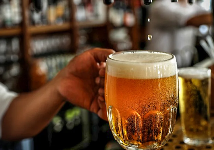 Hoje, itens como bebidas alcoólicas e cigarros já têm tributação adicional, mas a expectativa é que a lista de itens sobretaxados possa aumentar (Peter Nicholls/Reuters)