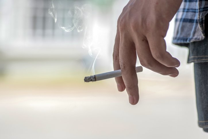 Cigarro e coronavírus: uma das possíveis teorias é a nicotina, reconhecidamente danosa, teria efeito contra o patógeno (Getty Images/boonchai wedmakawand)