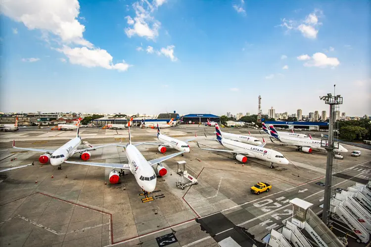 Aviões estacionados em Congonhas na pandemia (Germano Lüders/Exame)