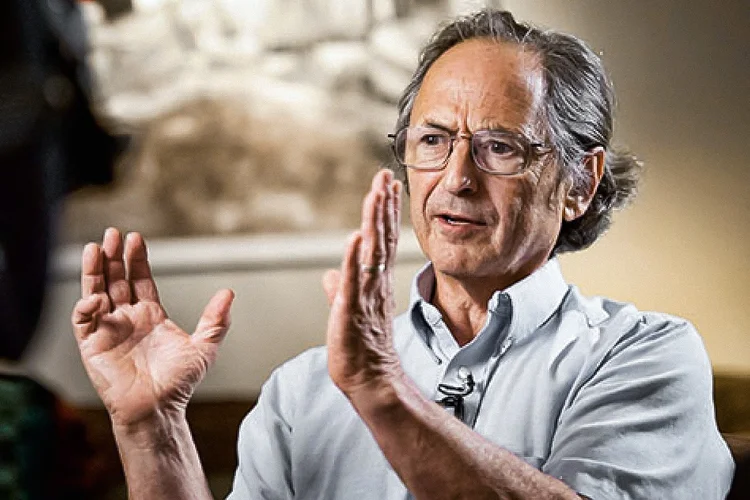 Michael Levitt: professor acredita na retomada da normalidade, mas com máscaras e distanciamento social (L.A. CICERO/Stanford News/Divulgação)