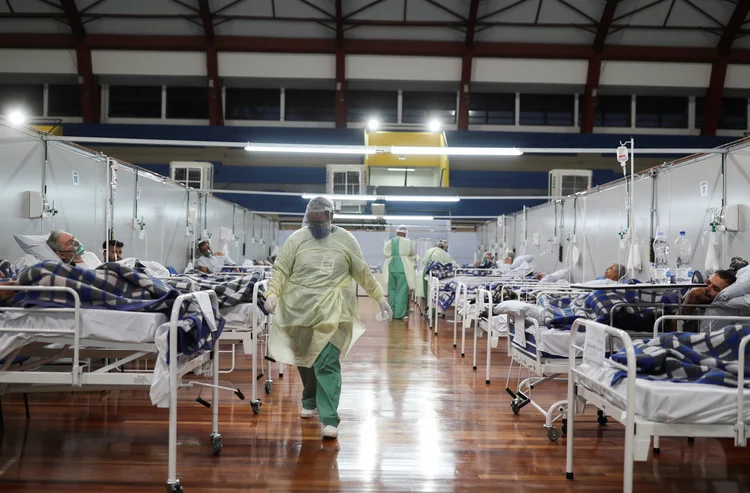 Hospital de campanha contra a covid-19 em SP: revista britânica The Economist critica o fato de medidas contra o coronavírus terem se tornado assunto "polêmico" no Brasil (Amanda Perobelli/Reuters)