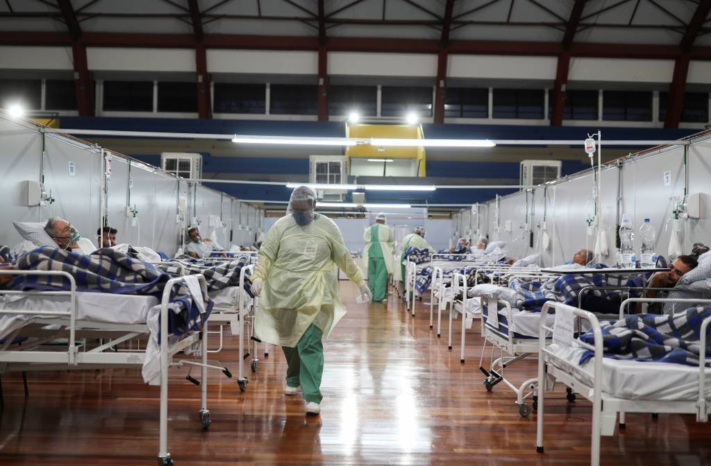 Hospital de campanha contra a covid-19 em SP: revista britânica The Economist critica o fato de medidas contra o coronavírus terem se tornado assunto "polêmico" no Brasil (Reuters/Amanda Perobelli)