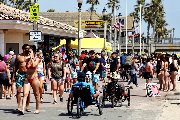Coronavírus: Aglomeração em Huntington Beach, Califórnia, durante feriado prolongado (Patrick T. Fallon/Reuters)