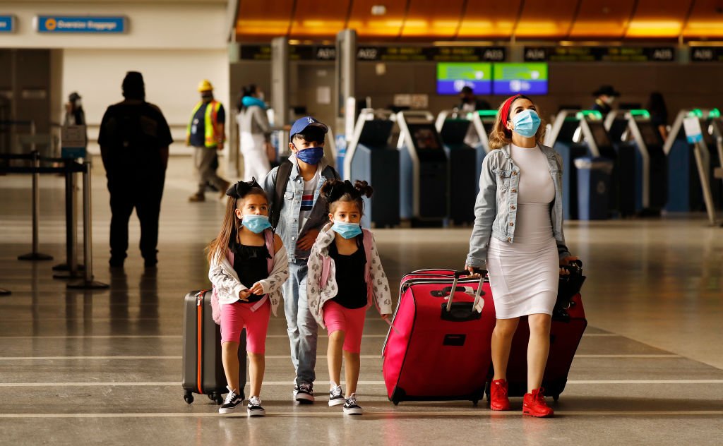 Aumento de casos de coronavírus entre funcionários de cias aéreas causa suspensão de voos (Getty Images/Al Seib / Los Angeles Times)
